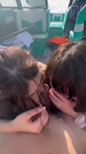 游艇上找两个女的玩玩