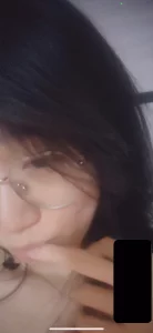 网调骚母狗露奶舔手指