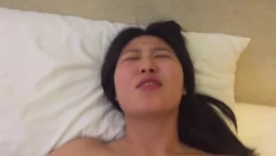 露脸纯妹！表情淫荡！异地女友千里看望男友，不料半路被我截胡